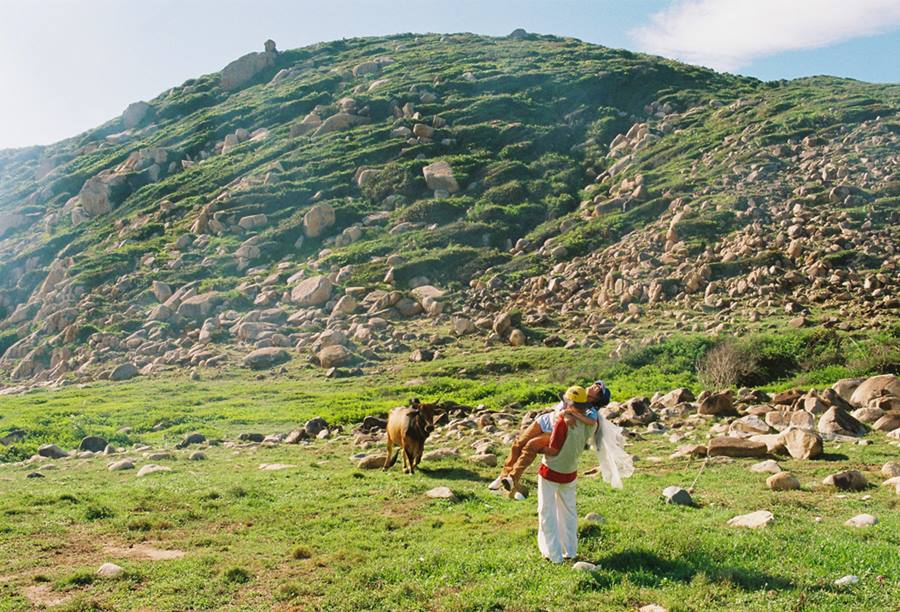 “Khac hoan toan voi thanh pho dong duc, o nhiem, khong khi o Bich Dam cuc trong lanh, canh vat hoang so. Tuy khong co ve dep qua ky vi, an tuong nhung con nguoi o dao rat than thien, men khach. Minh gap ai o day cung de thuong, tuoi cuoi vui ve va nhiet tinh giup do khach du lich”, anh Hai cho biet.
