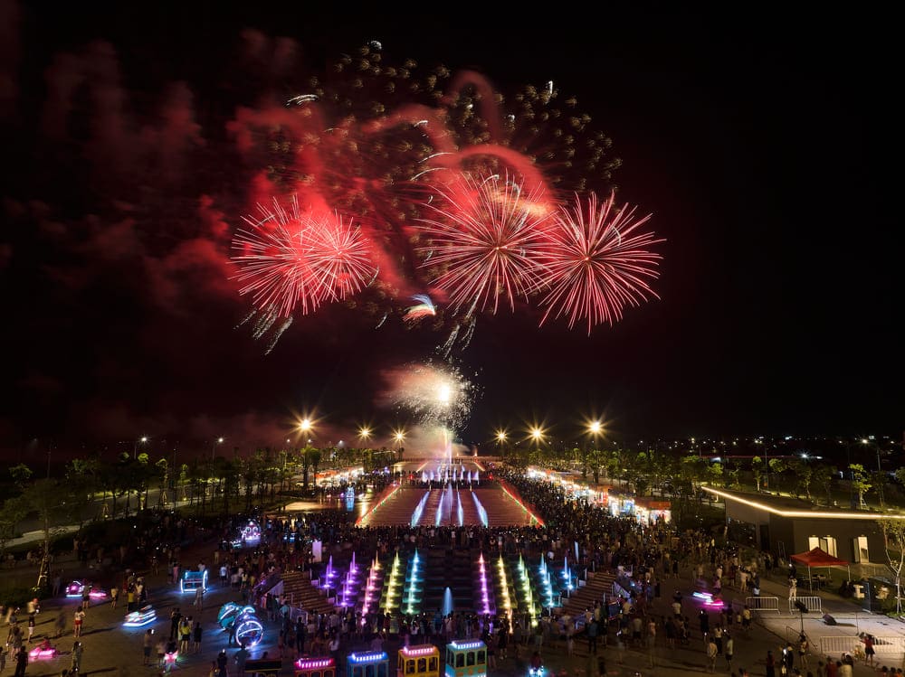 La pantalla de fuegos artificiales de alto nivel ayudara a los visitantes a tener experiencias inolvidables al llegar a Ha Nam. Foto: Thanh hijo