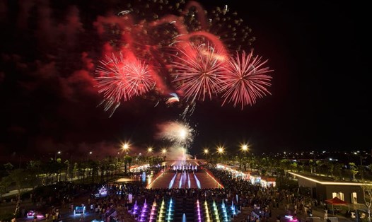 Màn pháo hoa tầm cao mãn nhãn sẽ giúp du khách có những trải nghiệm khó quên khi đến Hà Nam. Ảnh: Thanh Sơn