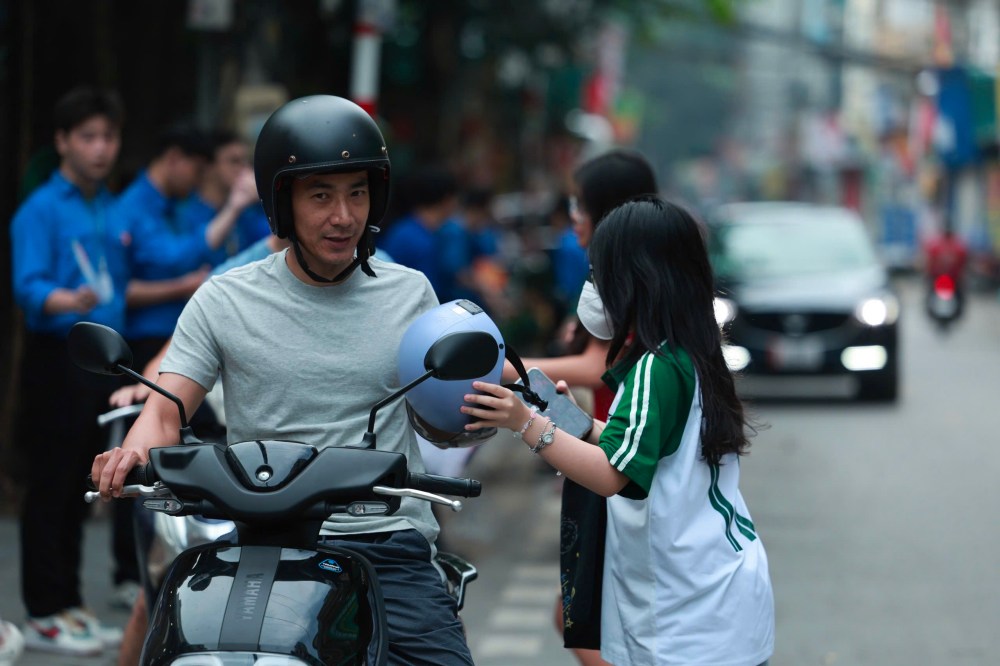 Si tu duoc bo me dong vien sau khi hoan thanh bai thi. Anh: Hai Nguyen