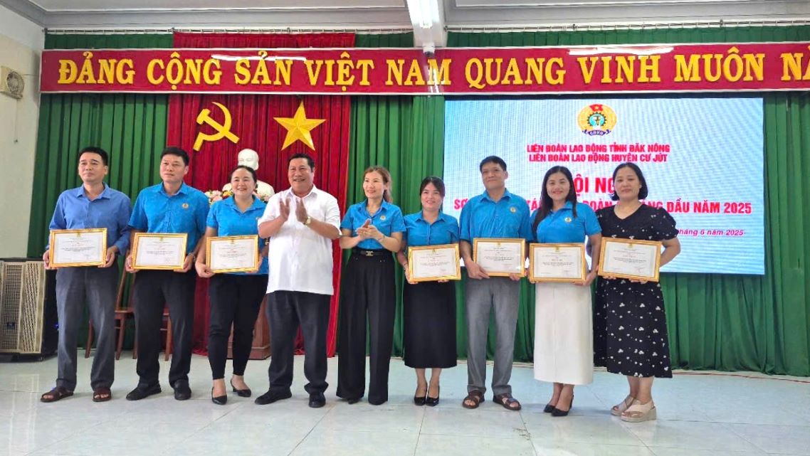 Los colectivos e individuos en el distrito de CU jut (Dak Nong) fueron elogiados por hacer muchas contribuciones a las actividades sindicales. Foto: Quang colgo