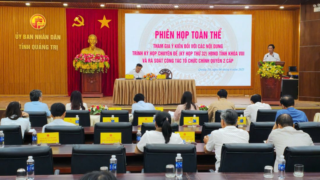 Before dissolving the district level, Quang Tri province held a meeting to review the organization of the government at 2 levels. Photo: Han Nguyen