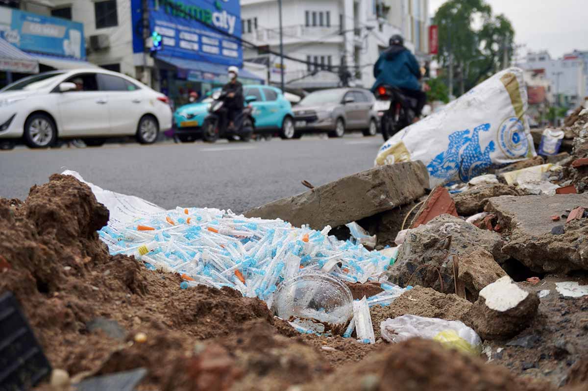 La pila de agujas se encuentra en la acera, cerca de la acera, amenazando la seguridad de los peatones, especialmente de noche. Foto: Nhu Quynh