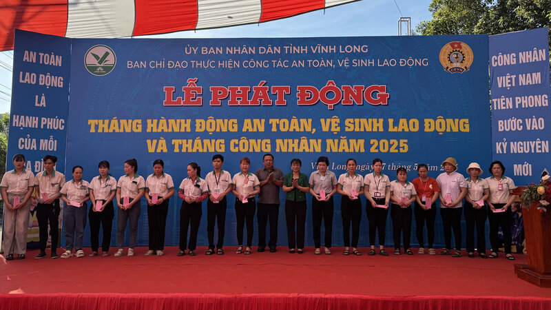 200 trabajadores y trabajadores en circunstancias familiares dificiles recibieron regalos en la ceremonia. Foto: Hoang loc