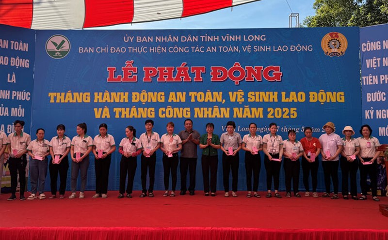 200 workers and laborers with difficult family circumstances received gifts at the ceremony. Photo: Hoang Loc