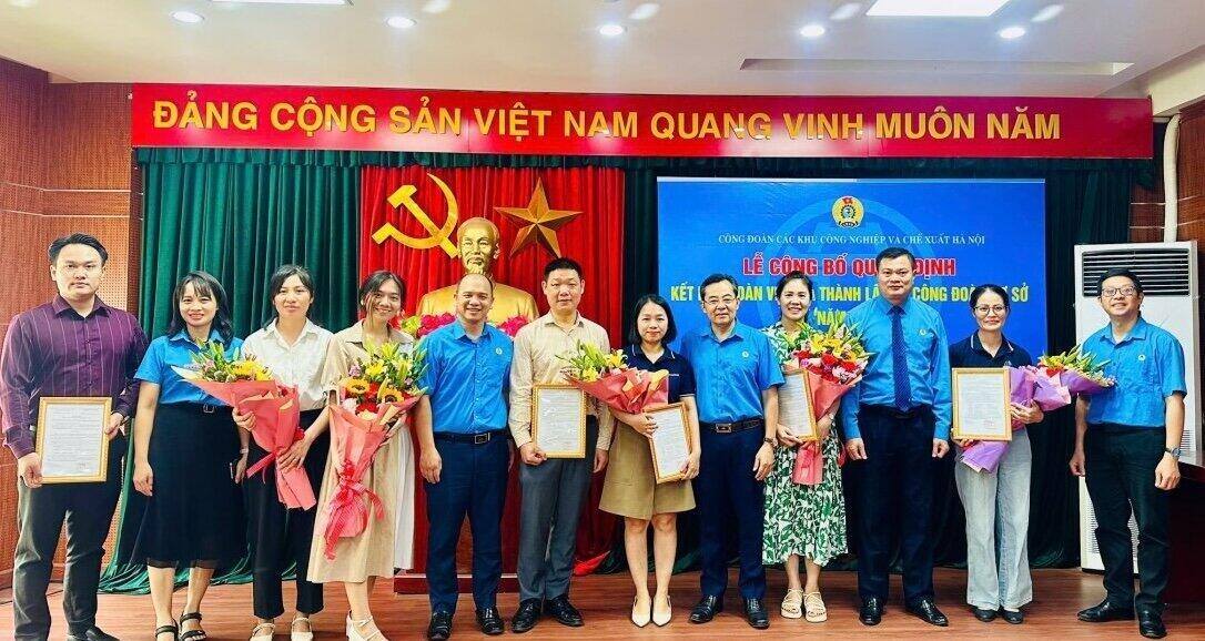 The Hanoi Industrial and Export Processing Zones Trade Union presented the Decision on admitting union members and establishing 5 grassroots unions in 2025. Photo: Hai Yen