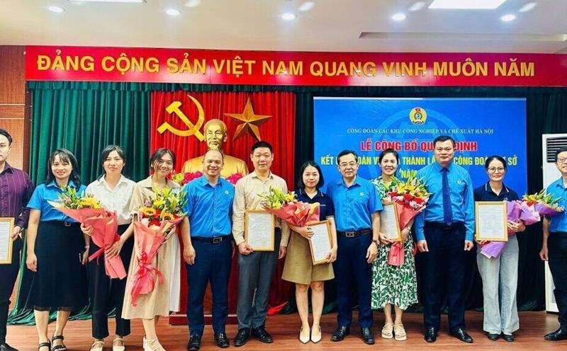 The Hanoi Industrial and Export Processing Zones Trade Union presented the Decision on admitting union members and establishing 5 grassroots unions in 2025. Photo: Hai Yen