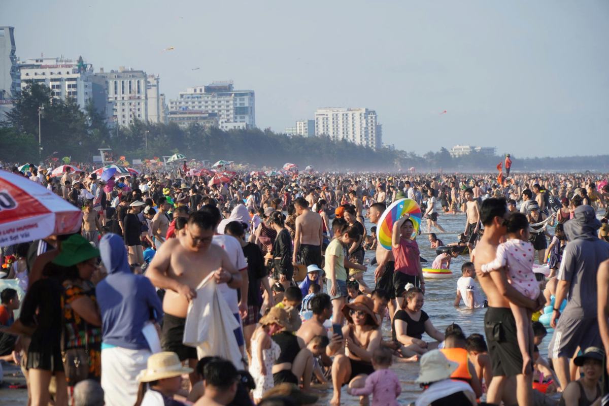 Canh nguoi dan va du khach do ve tam mat tai bien Sam Son trong 2 ngay cuoi tuan (7 va 8.6). Anh: Quach Du