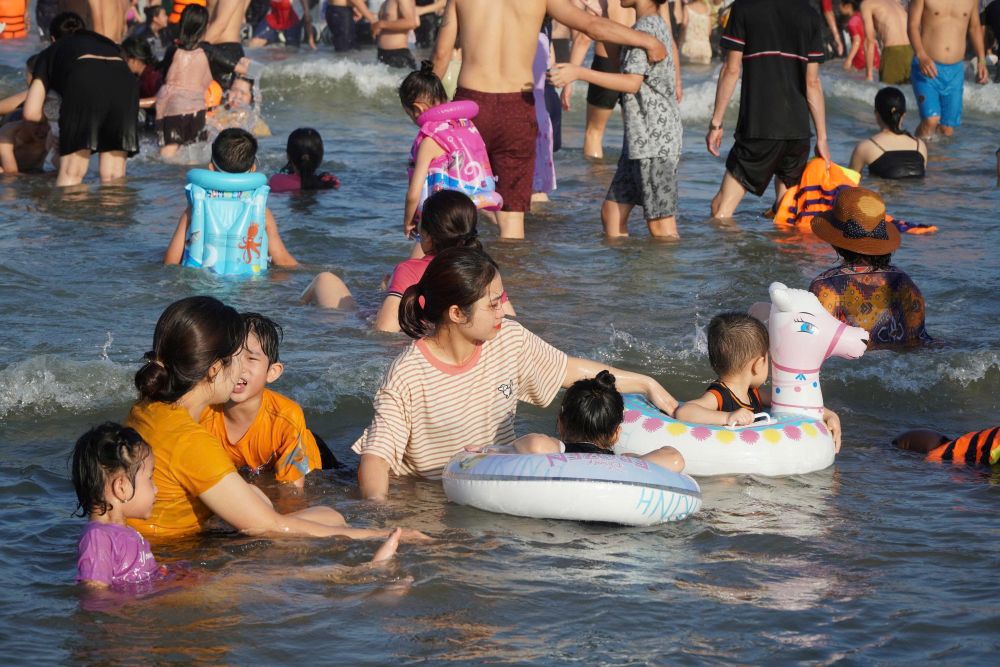 Ky nghi he den, nhieu gia dinh tranh thu cho cac chau nho di du lich bien, tam mat. Anh: Quach Du