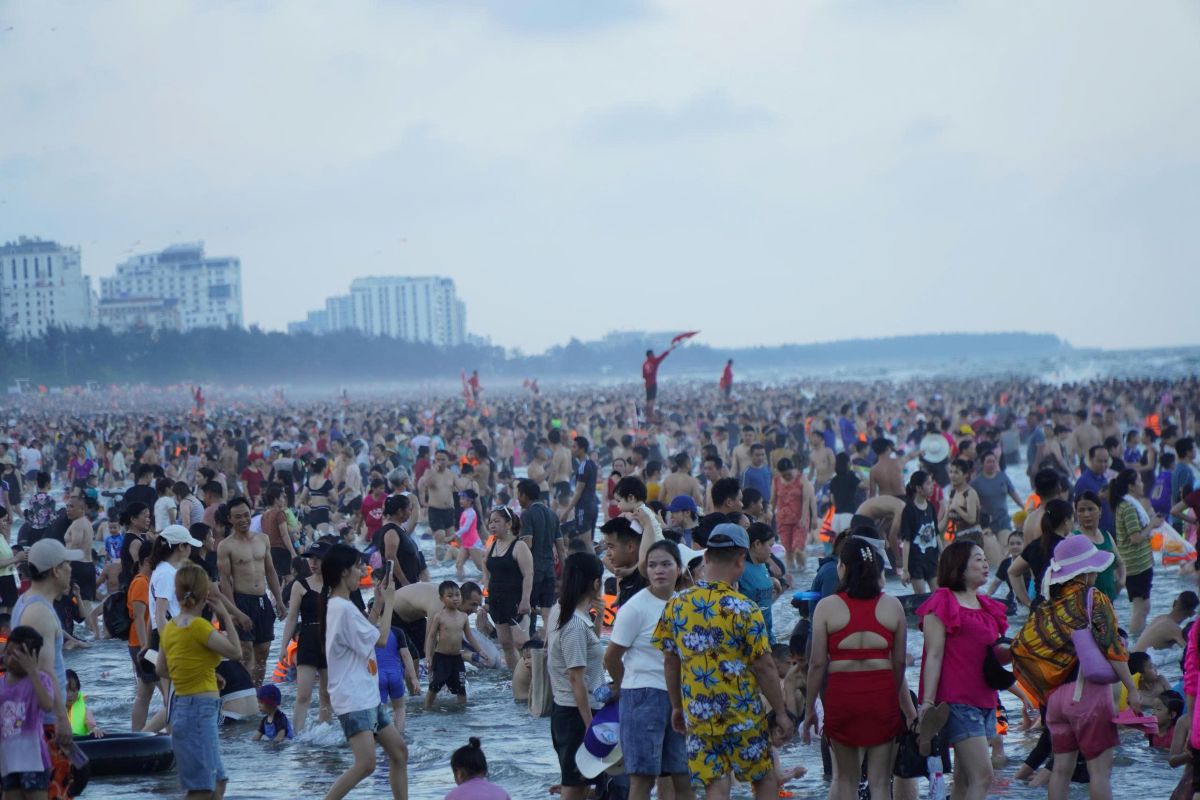 Bai bien Sam Son (Thanh Hoa) kin dac nguoi trong ngay cuoi tuan. Anh: Quach Du