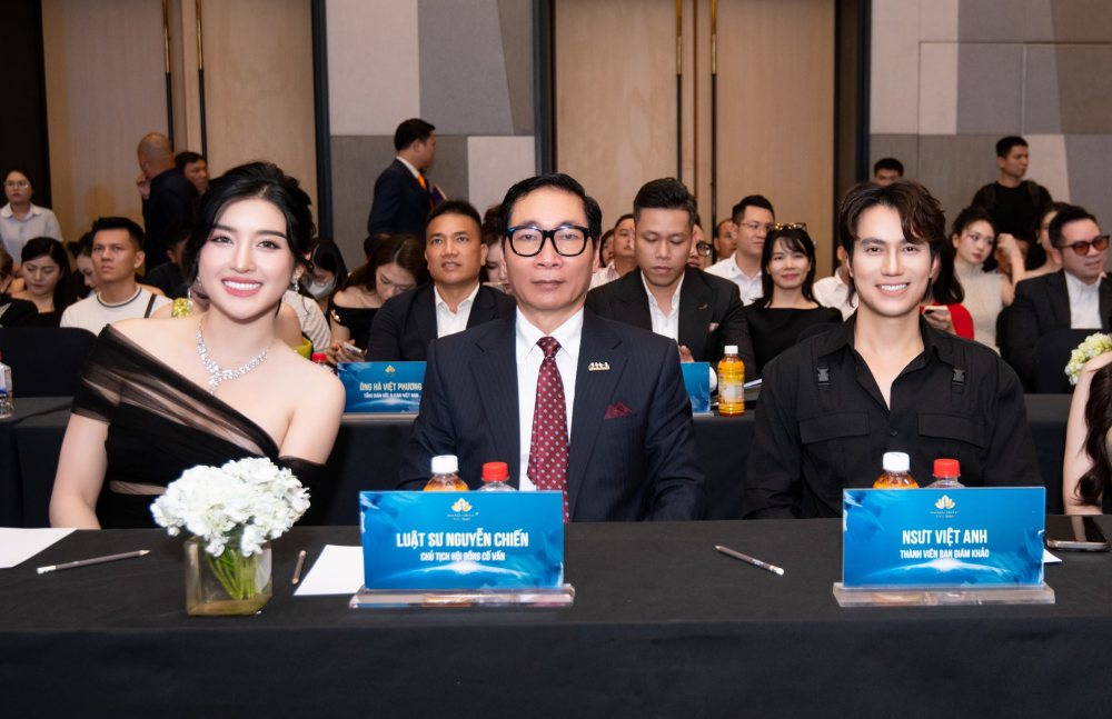 Dan ban giam khao, co van cua cuoc thi. Anh: BTC