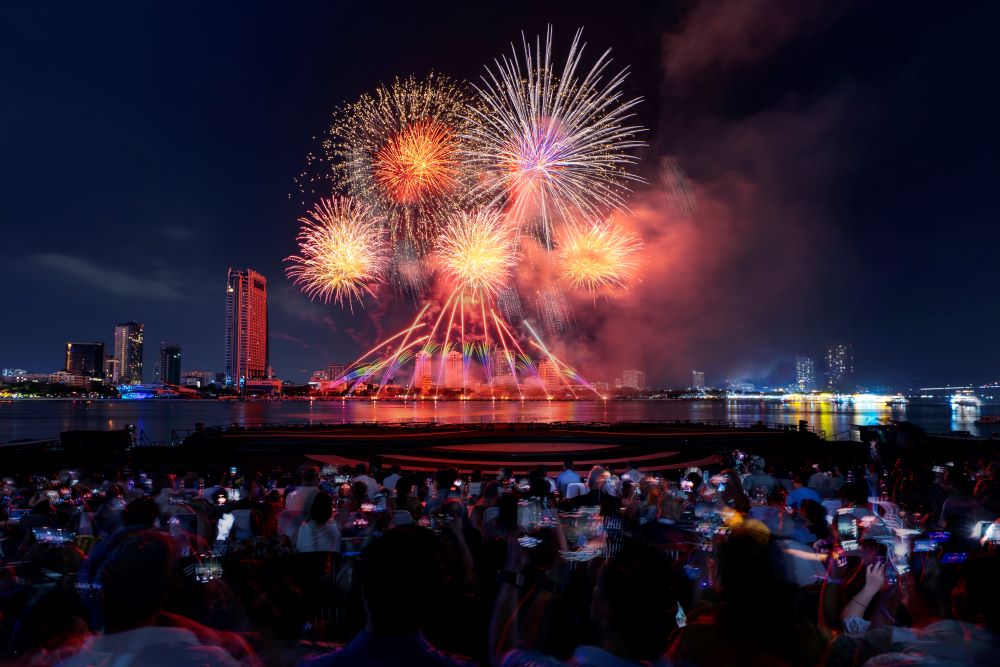 "Como tio Ho" sono en medio del rio Han, la audiencia exploto con los fuegos artificiales del equipo vietnamita 2. Foto: BTC