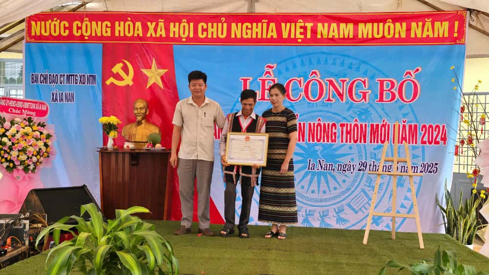 Chinh quyen cac xa vui mung don nhan bang khen dat tieu chi cua Nong thon moi. Anh: Quoc Long