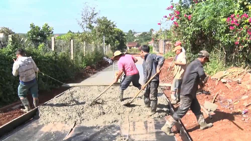Duong be tong giup nguoi dan di lai va van chuyen nong san thuan loi. Anh: Quoc Long