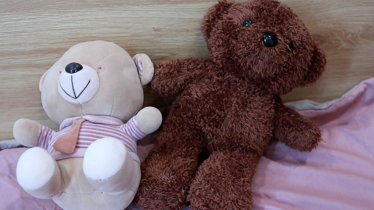 Khong co dieu kien dua con di choi, anh Dai va vo chi dam mua cho con vai mon do choi cu, dung mot goc nho trong nha de con tu choi suot ngay. Anh: Huyen Trang