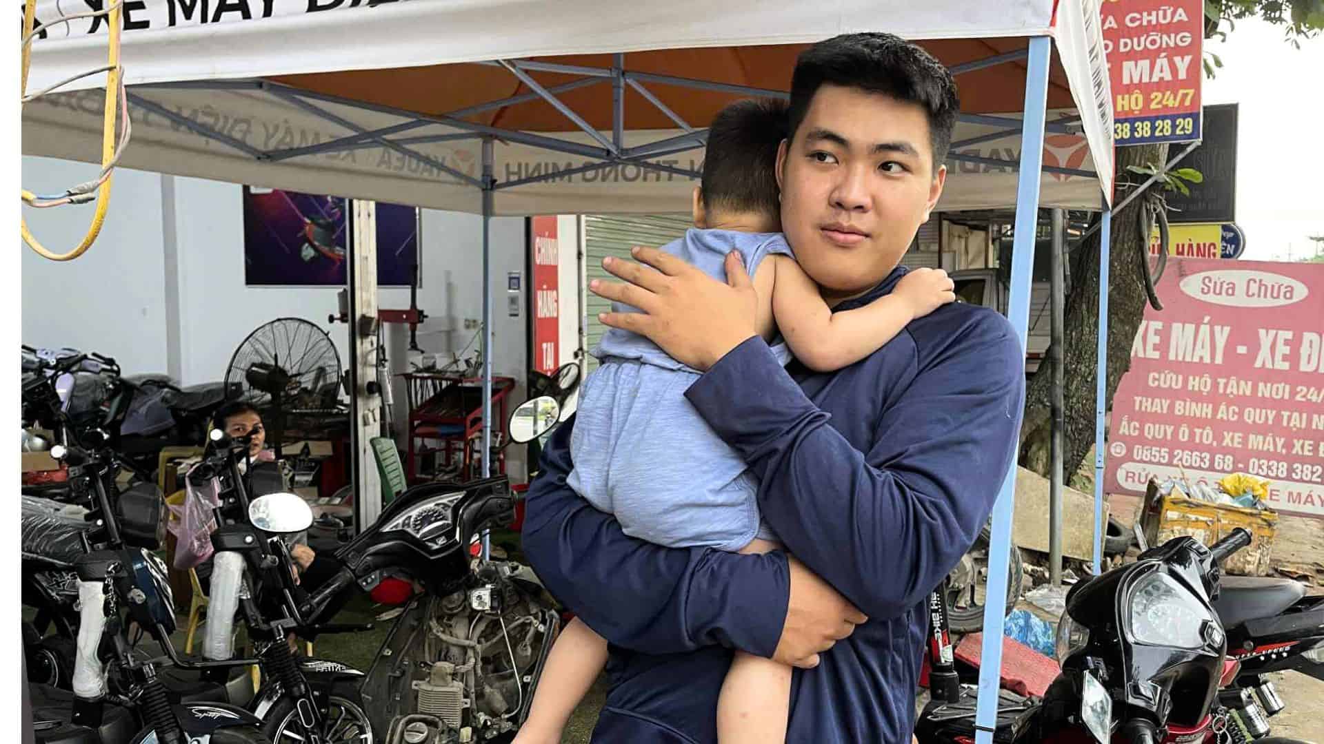 No hay suficiente dinero para que los niños salgan, ni tengan tiempo para cuidar, muchos trabajadores pobres caen en la situacion de administrar suficientes carreteras. Foto: Huyen Trang