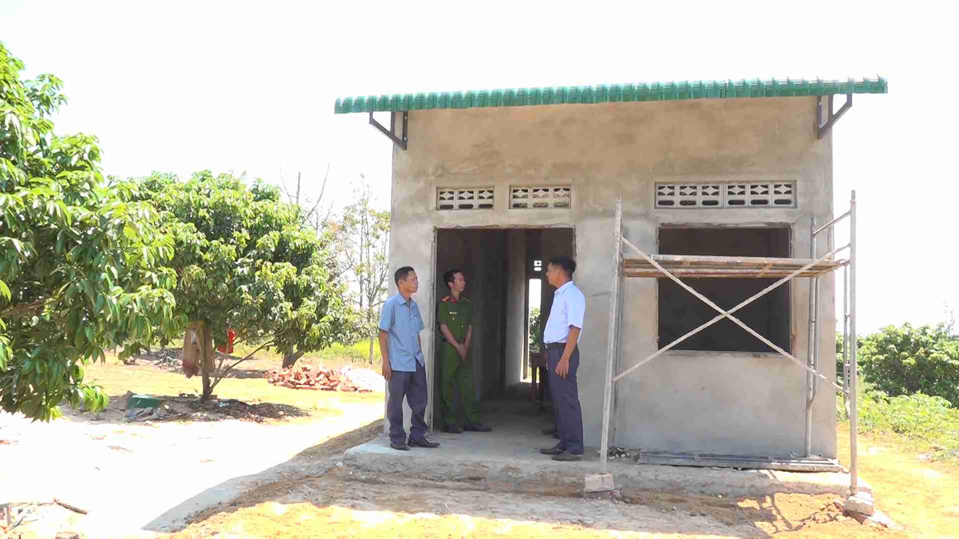 Lanh dao UBND huyen Ea Kar quan tam, theo doi tien do xoa nha tam, nha dot nat cho nguoi dan, gop phan thay doi dien mao nong thon. Anh: Bao Trung