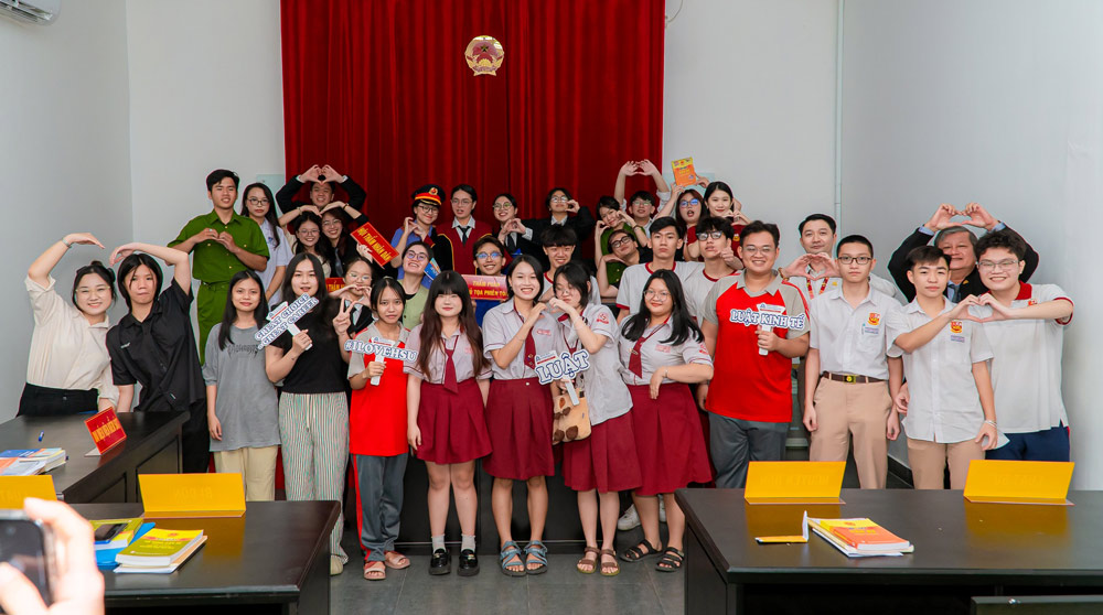 Students visit and explore majors at Hoa Sen University. Photo: Thien Huong