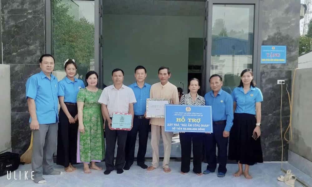 El sindicato coordino para entregar la "Union de la Union" a la Sra. Phan Thi Lanh. Foto: Thanh Tuan