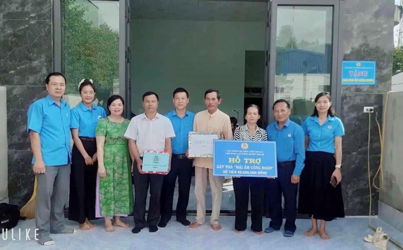 The Trade Union coordinated to hand over the "Union Shelter" house to Ms. Phan Thi Lanh. Photo: Thanh Tuan