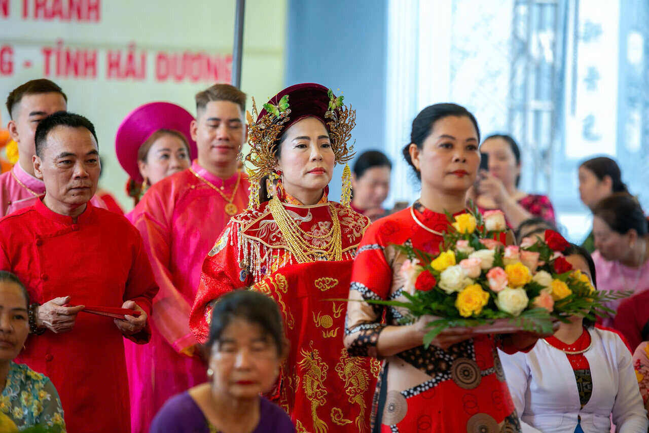 Hai Duong dio la bienvenida a docenas de Dong Thanh Dong para asistir a la actuacion de la adoracion. Foto: Mai Huong