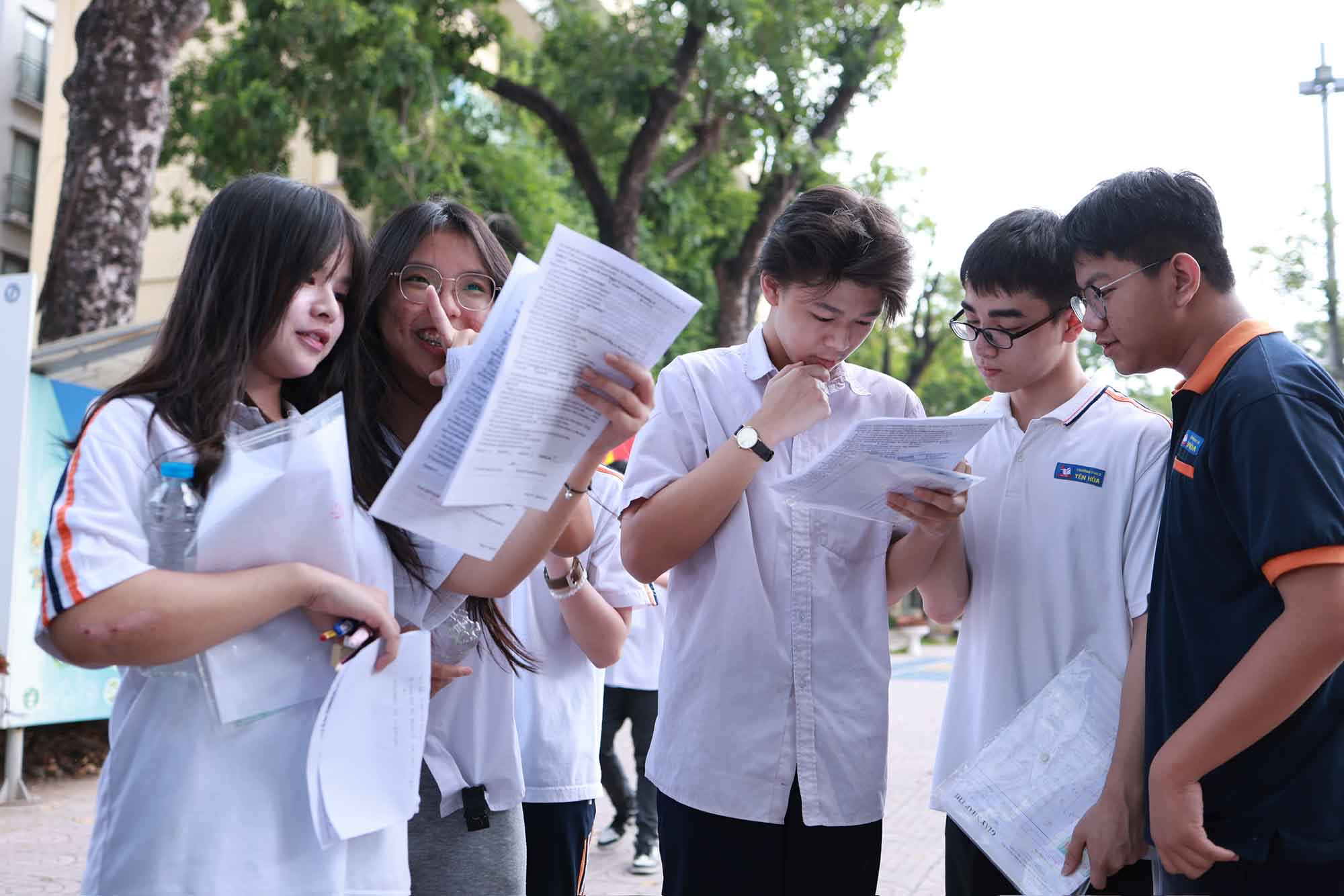 Candidatos que toman el examen de la escuela secundaria publica de 10º grado en Hanoi en 2025. Foto: Hai Nguyen