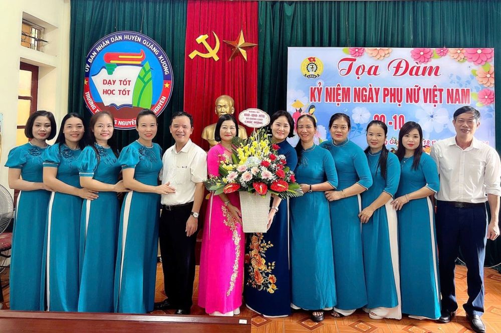 Ong Le Tuan Anh (ao trang giua anh) la diem tua vung chac cho doan vien, nguoi lao dong tai Truong TH&THCS Nguyen Xuan Nguyen. Anh: Minh Hoang