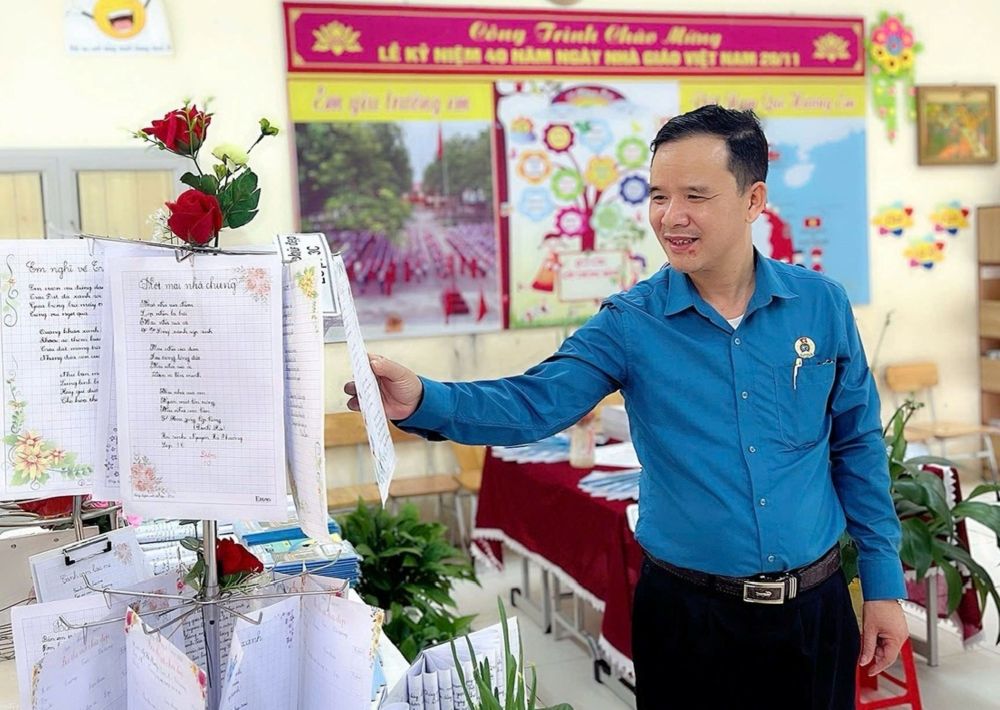 Ong Le Tuan Anh - Chu tich Cong doan Truong TH&THCS Nguyen Xuan Nguyen, nguoi luon tan tuy voi cong tac giang day va hoat dong cong doan. Anh: Minh Hoang
