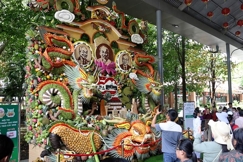Abrumado por una serie de obras de formacion unicas de frutas en la ciudad de Ho Chi Minh