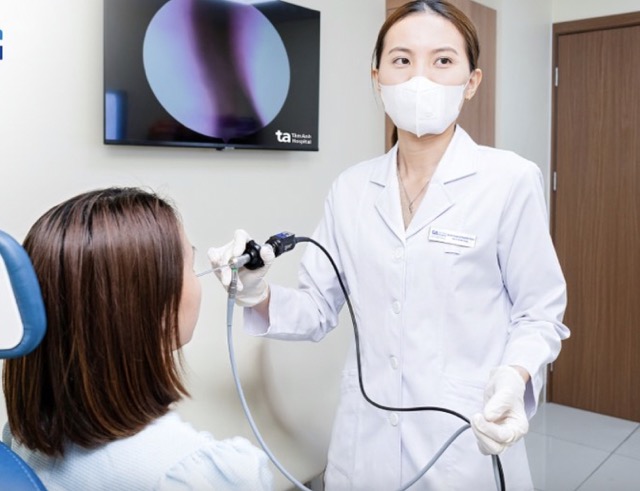 The doctor is endoscoping a patient's nose before admitting him to the hospital on suspicion of COVID-19 infection. Photo: PHONG LAN