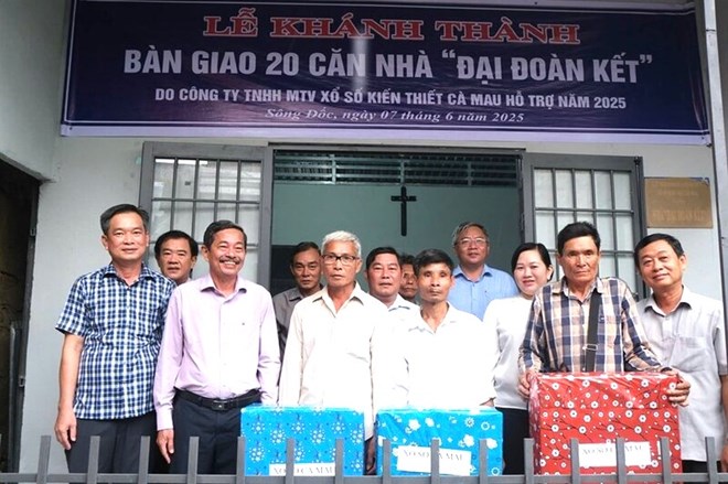 Công ty Xổ số tặng nhà cho người bán vé số dạo tại Cà Mau