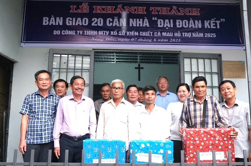 Cty TNHH MTV XSKT Ca Mau trao nha cho nguoi ban ve so dao. Anh: Cong thong tin dien tu Ca Mau