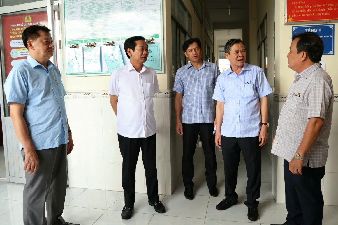 Bi thu Thanh uy Can Tho Do Thanh Binh (thu 2, tu trai qua) va Chu tich UBND TP Can Tho Truong Canh Tuyen (thu 2, tu phai qua) di kiem tra cac tru so. Anh: Ta Quang