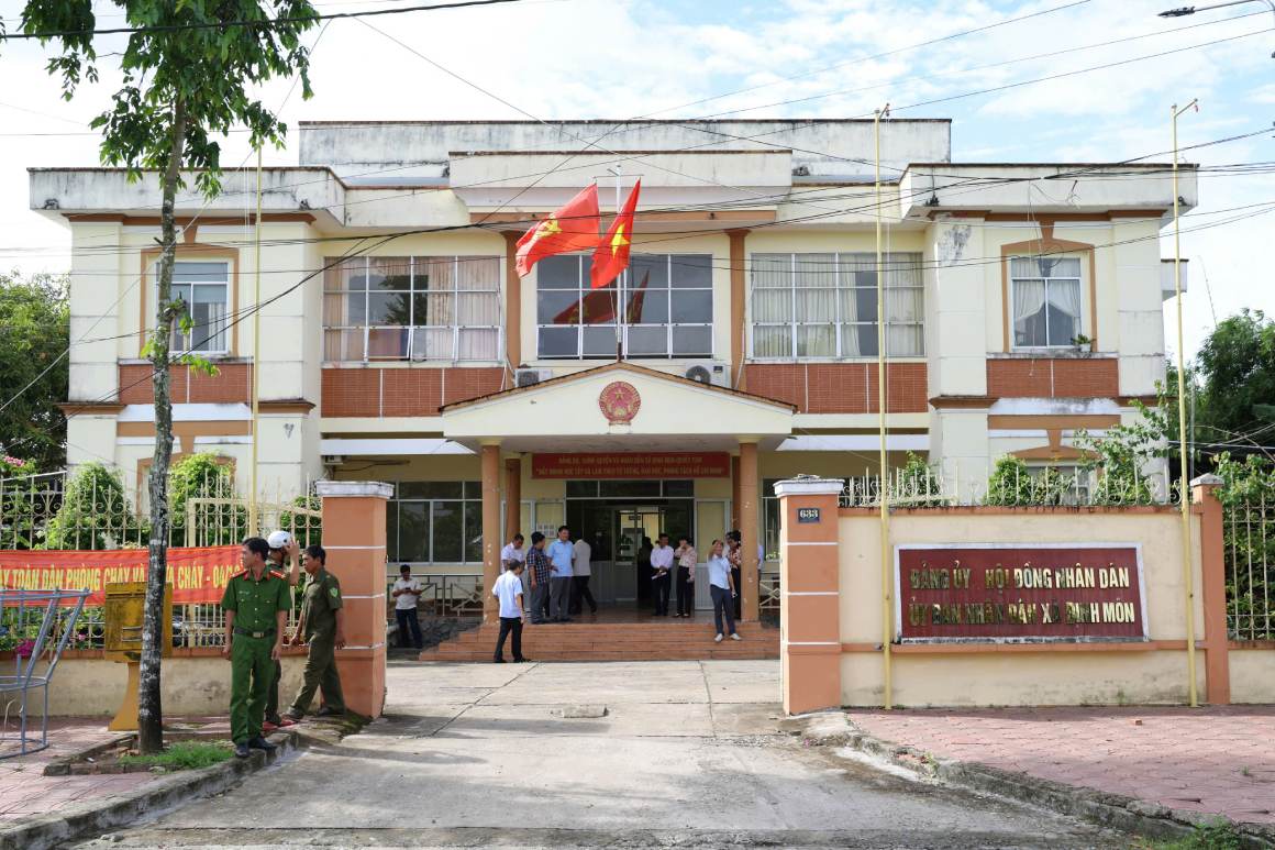Doan da den kiem tra tai tru UBND xa Dinh Mon. Anh: Ta Quang