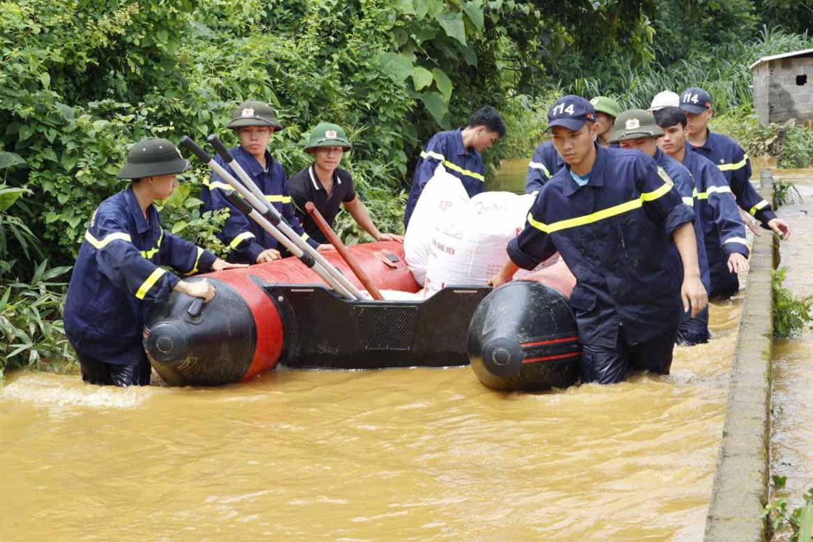 La fuerza policial ayudo a reubicar a las personas y la propiedad a un lugar seguro. Foto: Policia de Lai Chau.
