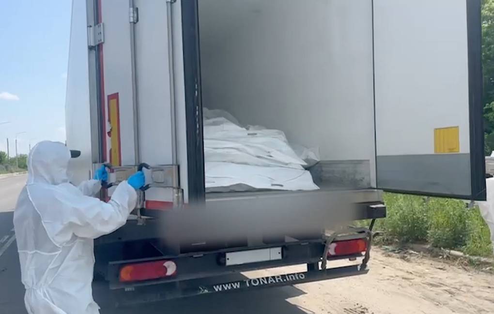 El cuerpo de los soldados ucranianos fue vertido en un camion para devolverlo a Kiev. Foto: Ministerio de Defensa Ruso
