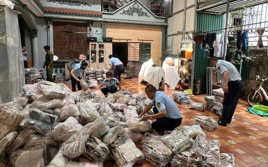 El almacen de bienes de contrabando por valor de cientos de millones de dong fueron detenidos. Foto: DMS