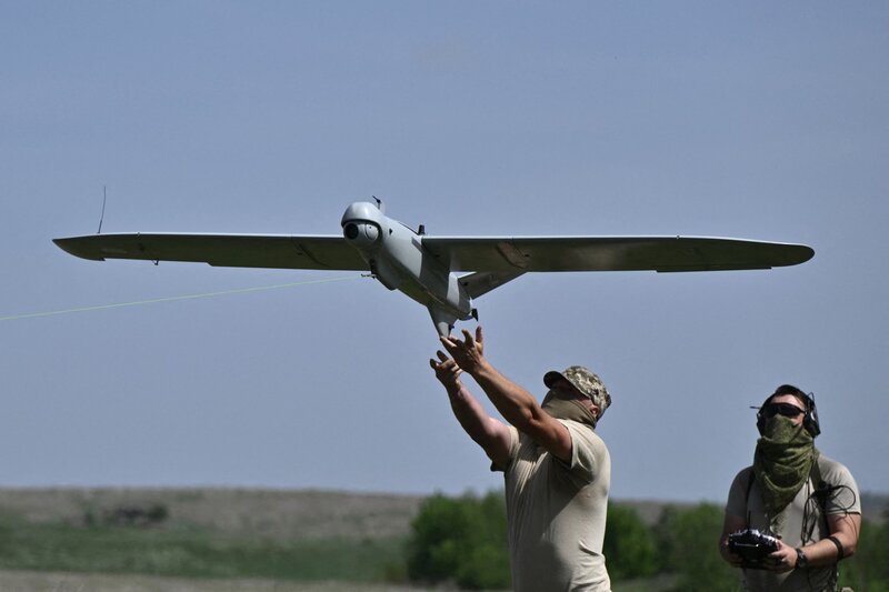 Los soldados ucranianos lanzan UAV. Foto: AFP