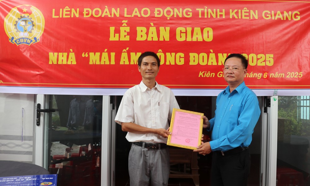 Presenting the Trade Union Shelter to teacher Pham Van Dien. Photo: Xuan Nhi