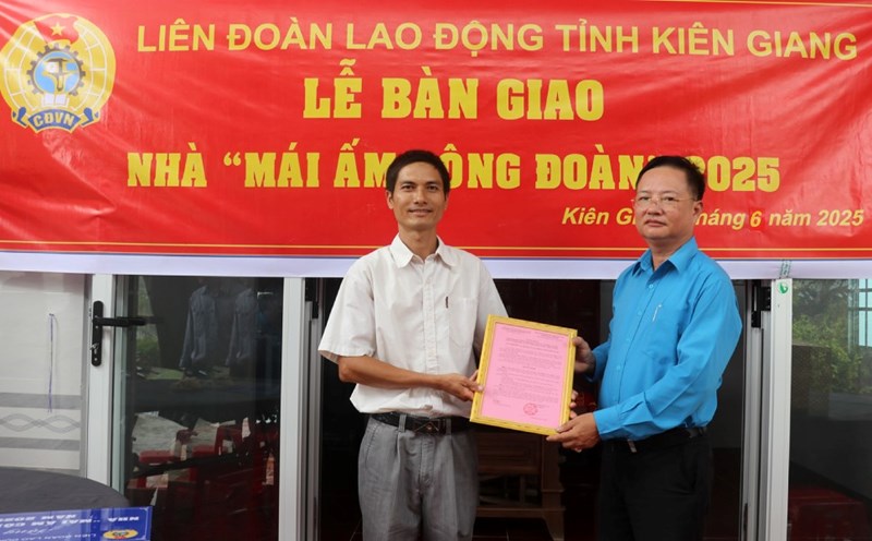Presenting the Trade Union Shelter to teacher Pham Van Dien. Photo: Xuan Nhi