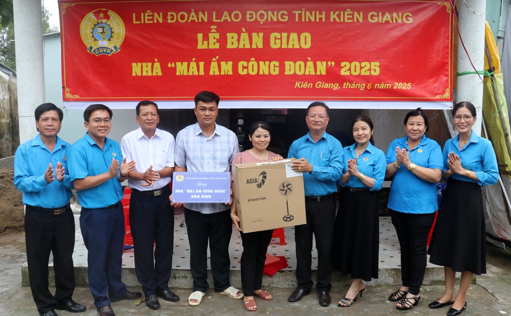 Trao nhà Mái ấm Công đoàn cho cô. Ảnh: Xuân Nhi