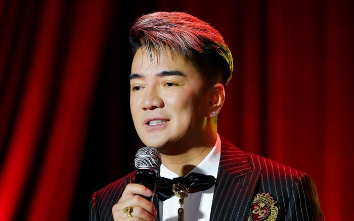 Singer Dam Vinh Hung. Photo: The brilliant Photo series.