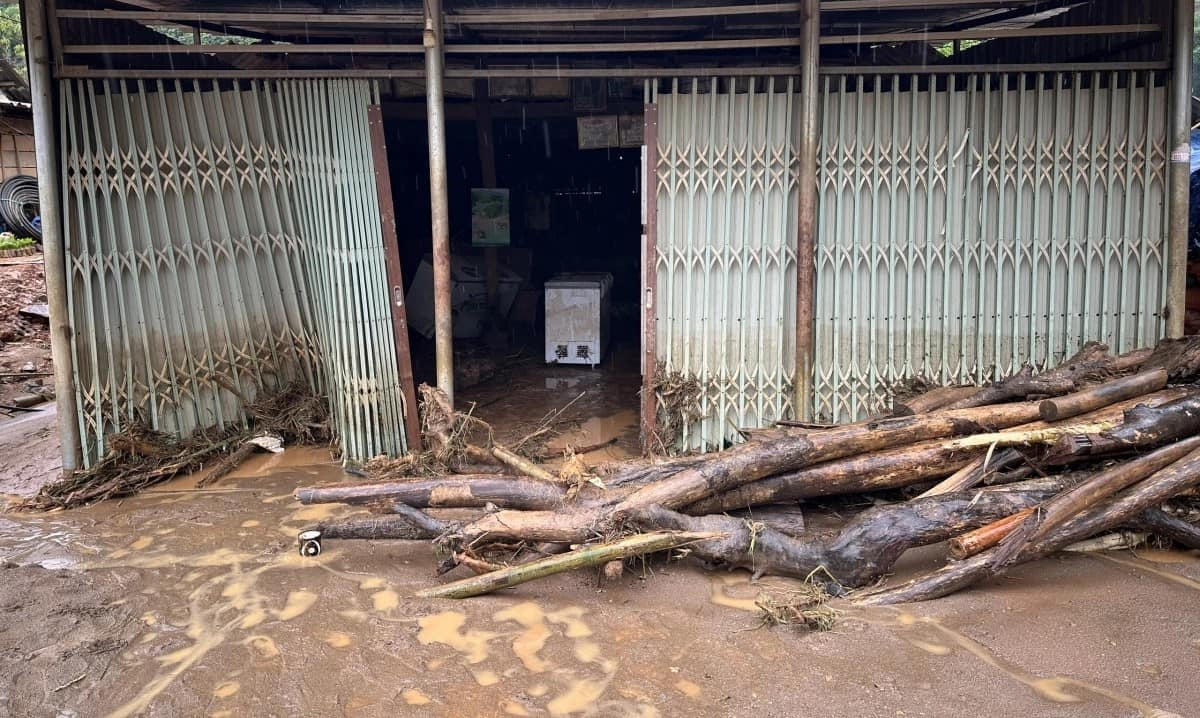 Nuoc lu cuon theo bun dat tran vao nha mot so ho dan tai xa Nam Ty, huyen Song Ma. Anh: Minh Nguyen