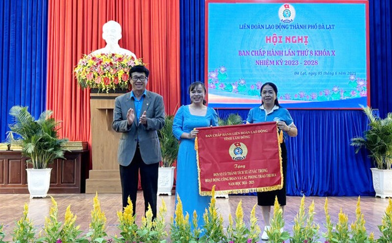 Mr. Le Ngoc Phuc - Permanent Vice President of Lam Dong Provincial Labor Federation - presented the emulation flag for the 2024 - 2025 school year of the Provincial Labor Federation to the school union in Da Lat. Photo: Lam Duc