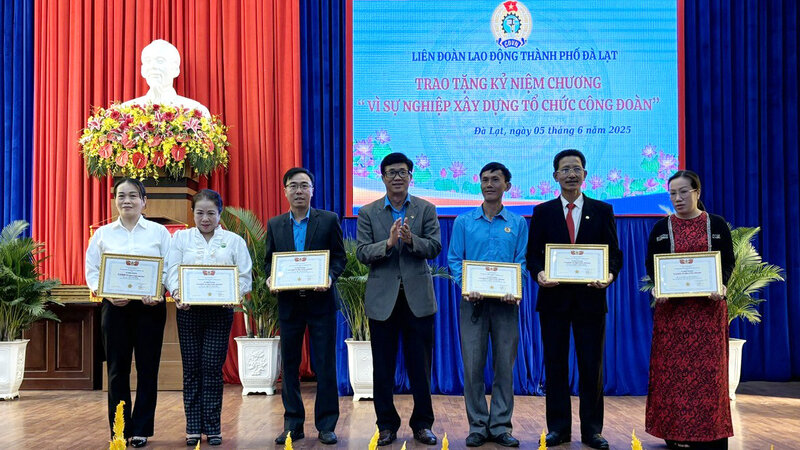 Trao tang Ky niem chuong “Vi su nghiep xay dung to chuc Cong doan” cho can bo cong doan o thanh pho Da Lat. Anh: Lam Duc