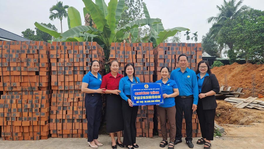 Los lideres de la Federacion Laboral del Distrito Do Luong (Cluster de emulacion No. 2- Federacion Laboral de Nghe, una provincia) otorgaron el apoyo de VND 30 millones a miembros del sindicato dificil de construir casas. Foto: Quang dai