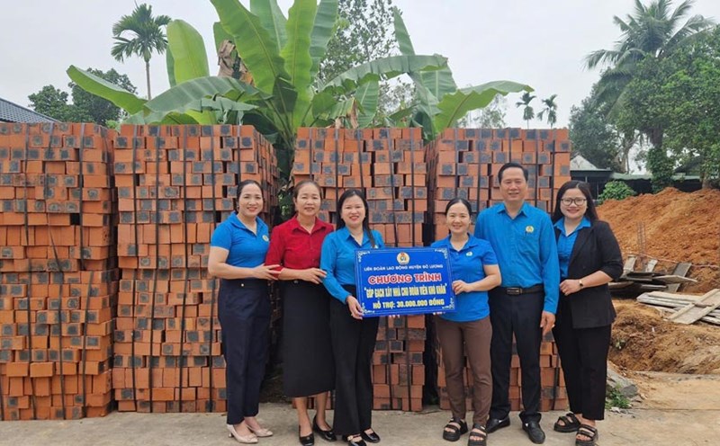 Leaders of the Do Luong District Labor Federation (emulation cluster No. 2- Nghe An Provincial Labor Federation) presented 30 million VND in support to union members in difficulty to build houses. Photo: Quang Dai