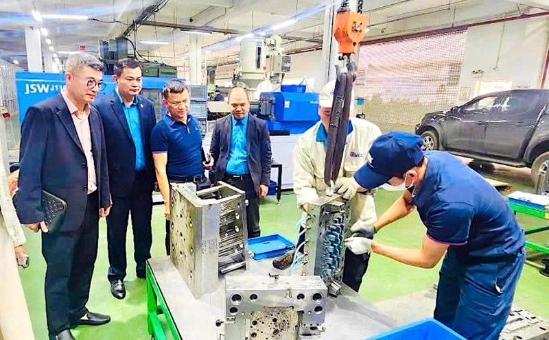 Mr. Nguyen Dinh Thang - Chairman of the Hanoi Industrial Parks and Export Processing Zones Trade Union (2nd from left) came to meet with businesses. Photo: Ha Anh