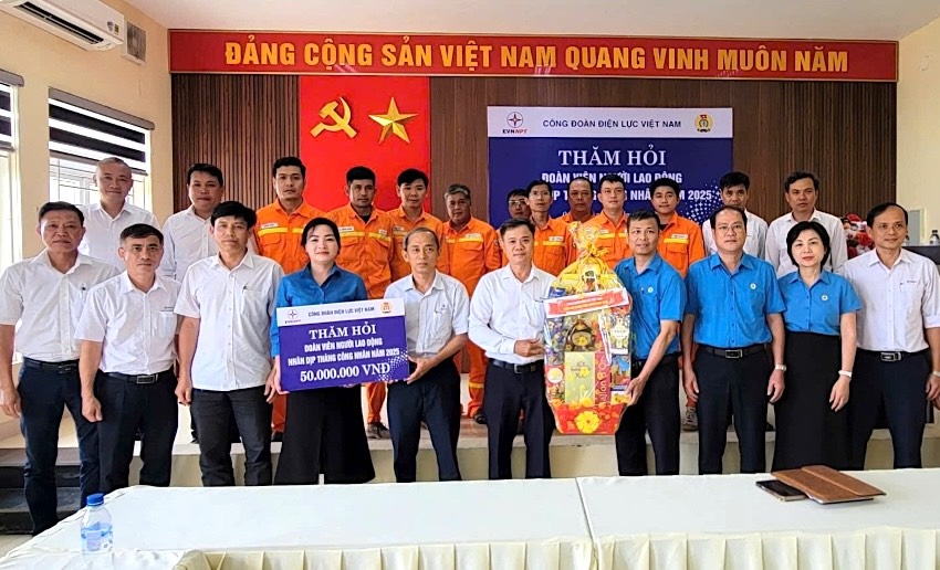 Los representantes de Vietnam Electricity Union otorgaron apoyo a los trabajadores. Foto: Quang Thang