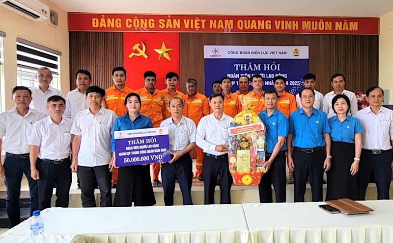 Representatives of the Vietnam Electricity Trade Union presented support to workers. Photo: Quang Thang